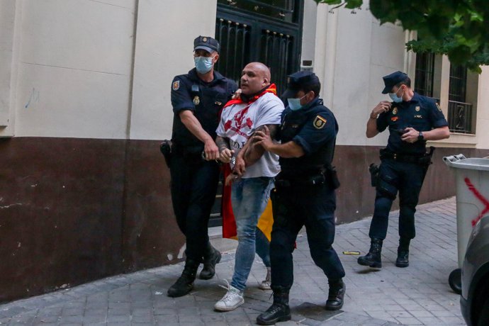 Agentes de la Policía Nacional detienen a un hombre durante las protestas contra la gestión del Gobierno ante la pandemia en la sede del PSOE de Ferraz el 22 de mayo de 2020.