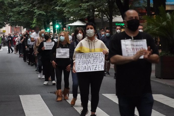 Manifestación en Bilbao con la participación de hosteleros vizcaínos de Margen Izquierda, Margen Derecha, Zona Minera y del Casco Viejo bilbaíno, para protestar por las condiciones para abrir bares y cafeterías establecidos en el proceso de desescalada 