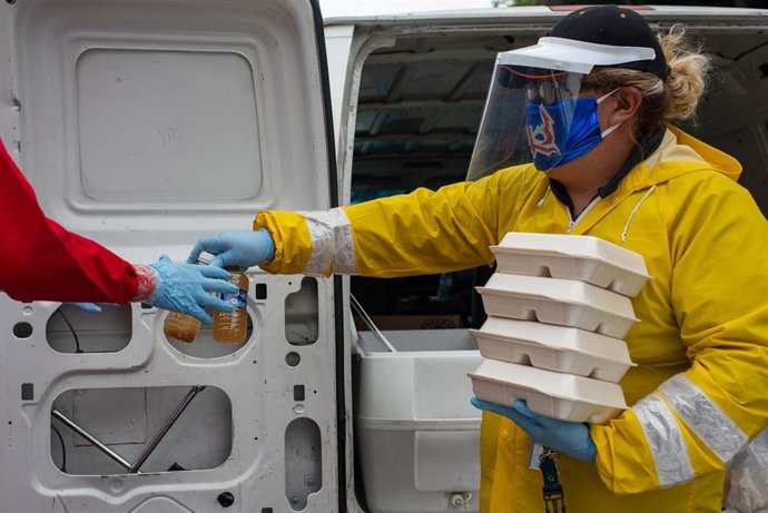 Imagen de una voluntaria con mascarilla por el coronavirus en Ciudad de México. 