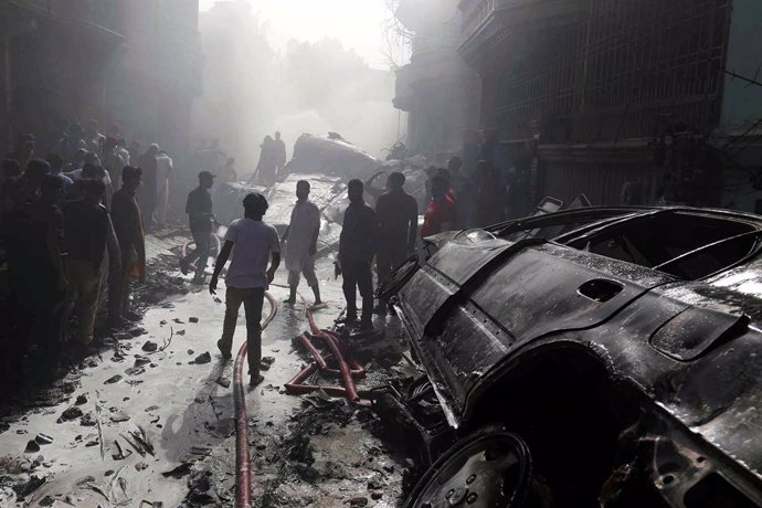 Pakistán.- Se elevan a 97 los muertos tras estrellarse un avión en Karachi, en e