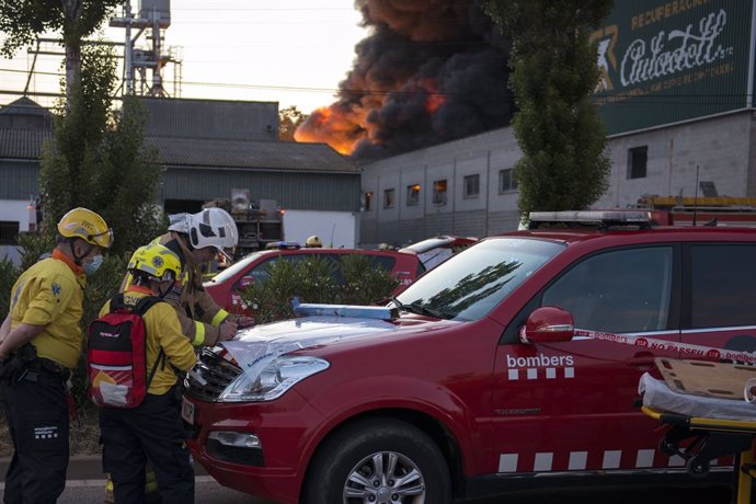 Els Bombers intervenen la nit del divendres a l'incendi de l'empresa de recollida de residus a Sarri de Ter (Girona)
