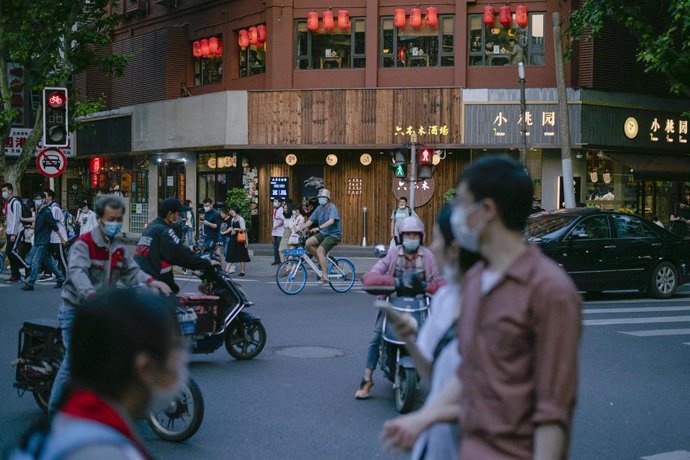 Diverses persones amb mascarillas als carrers de Shanghái pel coronavirus. 