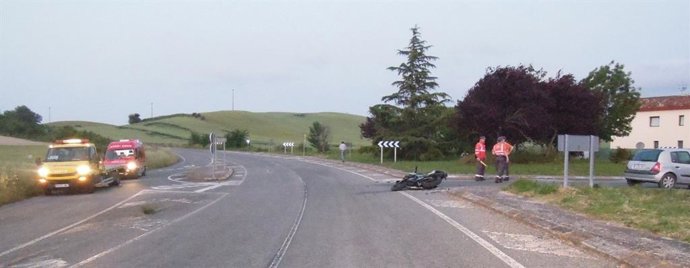 Colisión entre una motocicleta y un turismo en Zizur Mayor