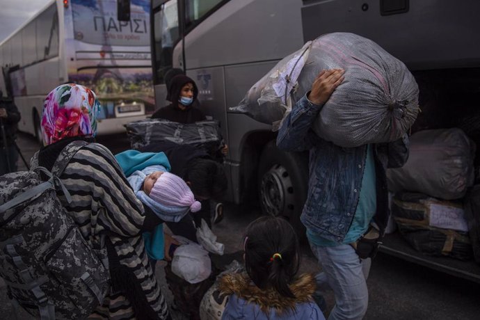 Migrantes llegan al puerto griego del Pireo