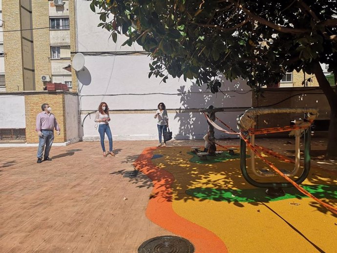 La delegada del Distrito Macarena de Sevilla, Clara Macías, visita las obras de reordenación de varias calles y la creación de un nuevo espacio peatonal y de esparcimiento deportivo en la barriada del Rocío.