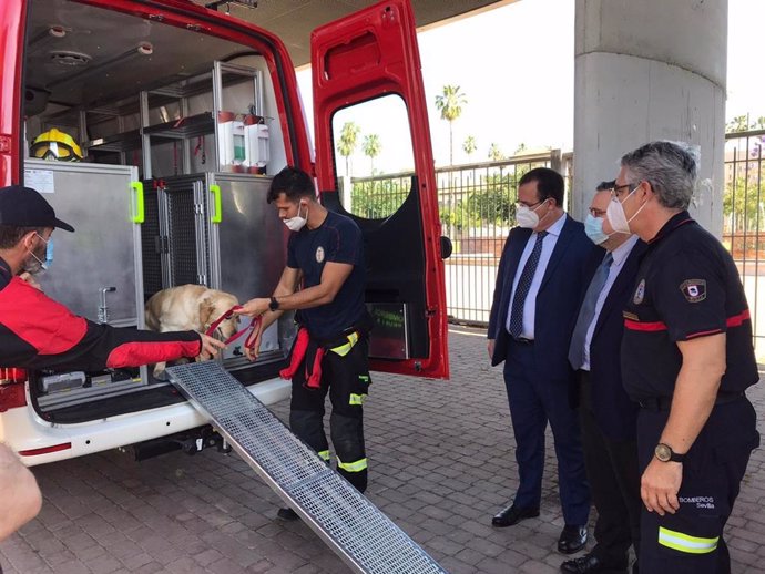 Incorporación de un nuevo vehículo a la Unidad Canina de Rescate del Cuerpo de Bomberos de Sevilla.