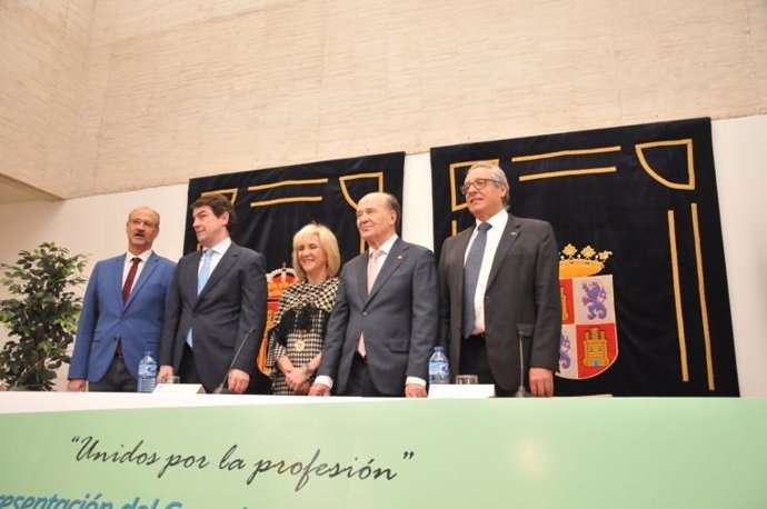 El presidente del Consejo de Colegios de Médicos de Castilla y León, José Luis Díaz Villarig, (segundo por la derecha) junto a la consejera de Sanidad, Verónica Casado.