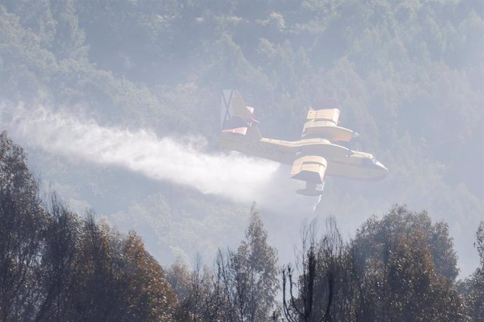 Un hidroavión en el incendio forestal de Mondariz (Pontevedra) 