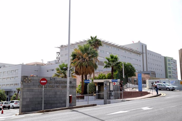 Entrada y fachada del Hospital de Nuestra Señora de la Candelaria (Santa Cruz de Tenerife) 