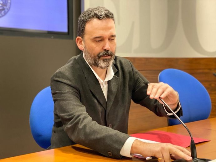 El concejal del PSOE en el Ayuntamiento de Oviedo, Ricardo Fernández, en una imagen de archivo de una rueda de prensa en el Consistorio ovetense. 