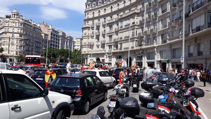 Persones i cotxes concentrats a la plaa Francesc Maci de Barcelona per la manifestació amb cotxe de Vox