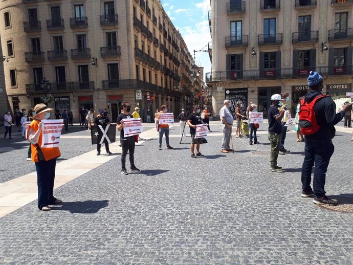 Unos 50 manifestantes reclaman en la plaza Sant Jaume de Barcelona que el estado de alarma no vulnere derechos