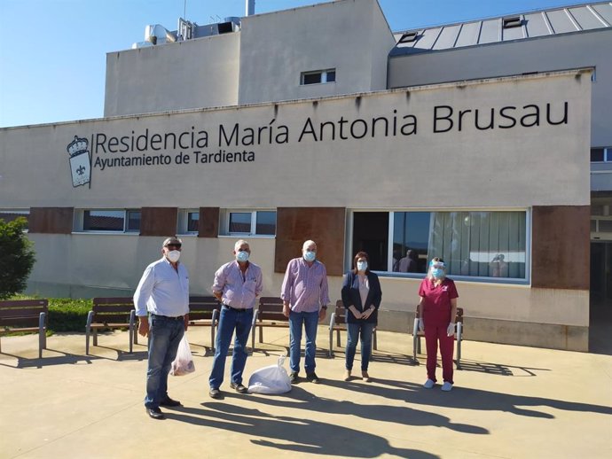 Ganaderos de UAGA donan 12 corderos a entidades sociales de Huesca.