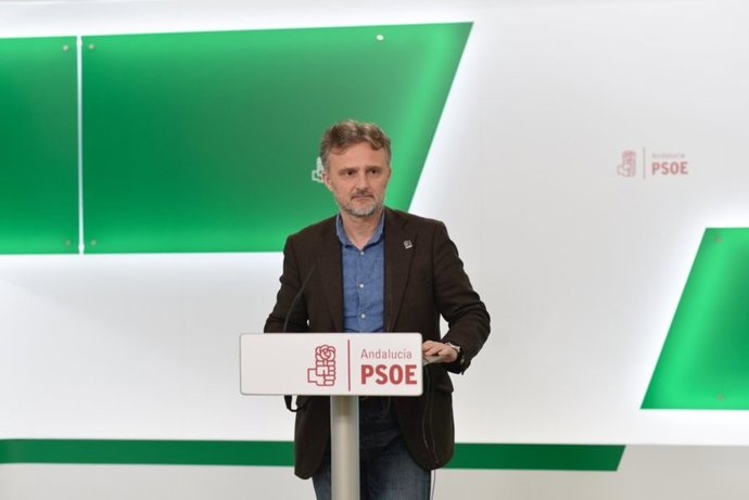 El portavoz parlamentario del PSOE-A, José Fiscal, en rueda de prensa.