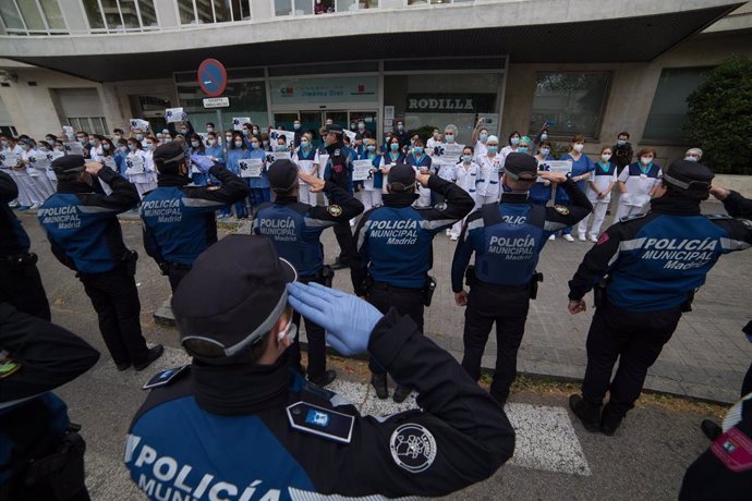 La Policía Municipal de Madrid se une a los sanitarios del Hospital Fundación Jiménez Díaz en apoyo a los profesionales fallecidos por coronavirus y sus familias en un minuto de silencio durante a Pandemia Covid-19  en Abril 30, 2020 en Madrid, España