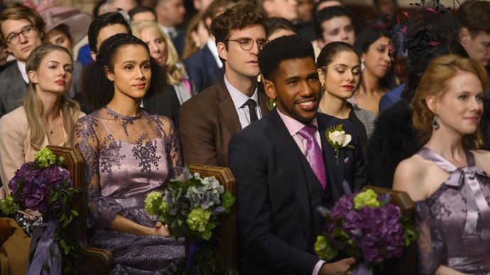 Fotograma de la serie Cuatro bodas y un funeral