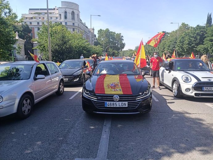 Imagen del Paseo de Recoletos, durante la manifestación en coches particulares conovacadas por Vox.
