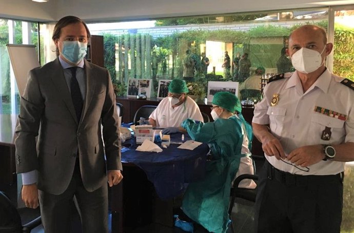 El delegado de la Junta en Córdoba, Antonio Repullo, junto al jefe de la Unidad de Policía Adscrita a la Junta de Andalucía, Antonio Montserrat.