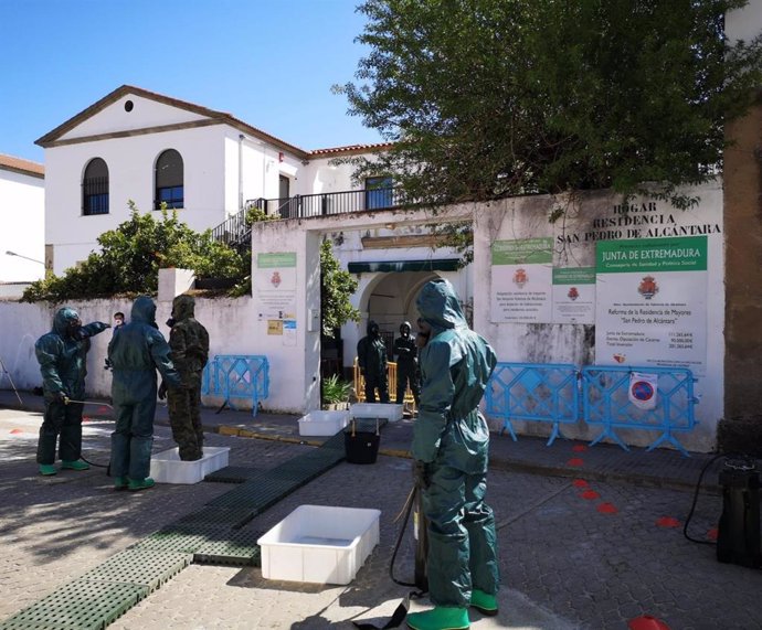 Militares desinfectan la Residencia de Mayores san Pedro de Alcántara, en una imagen de archivo.