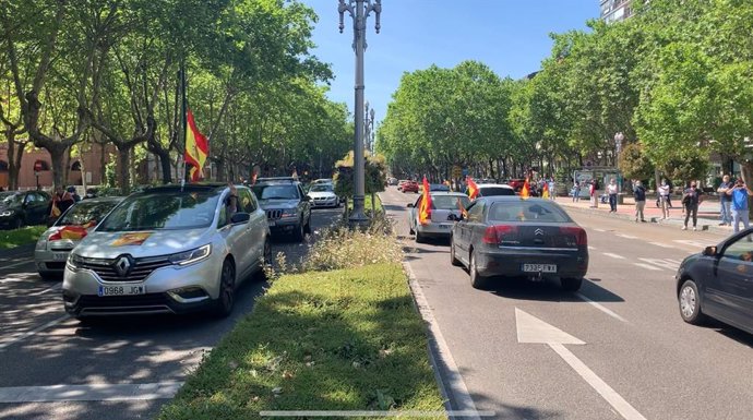 Vehículos participantes en la manifestación convocada por Vox en ambos sentidos del paseo de Zorrilla de Valladolid.