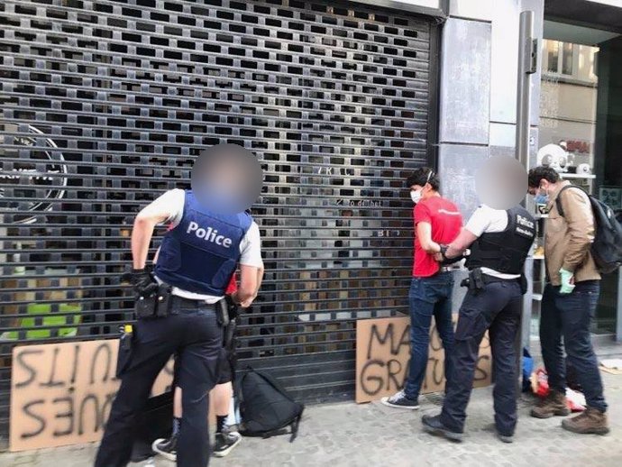 Detención de activistas por la Policía belga en Mons