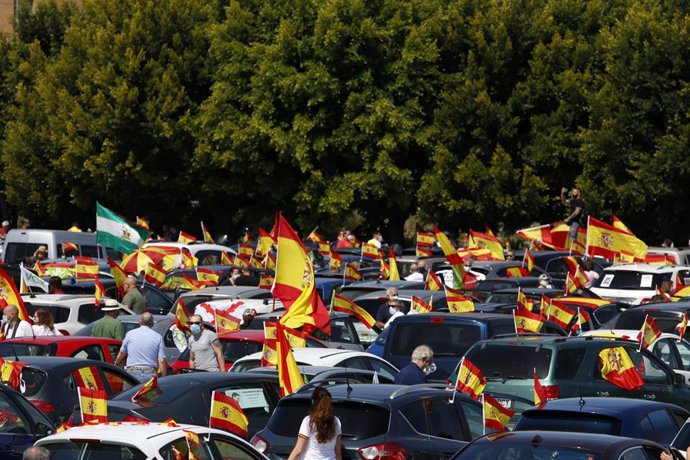 En Málaga Caravana de coches convocada por Vox contra la gestión del Gobierno de Pedro Sánchez en la crisis del coronavirus . Málaga a 23 de mayo del 2020