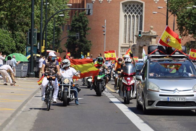 Coches y motos, con pancartas y banderas de España, circulan por las calles de Zaragoza en la manifestación de Vox para pedir la dimisión del Gobierno de Pedro Sánchez por su gestión durante la pandemia del Covid-19. En Zaragoza, Aragón