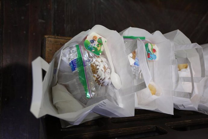 Bolsa con alimentos donados durante la pandemia