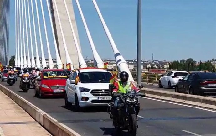 Caravana devehículos en Badajoz contra el Gobierno