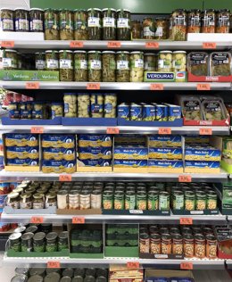 Maíz dulce y guisantes en conserva en el lineal de Mercadona