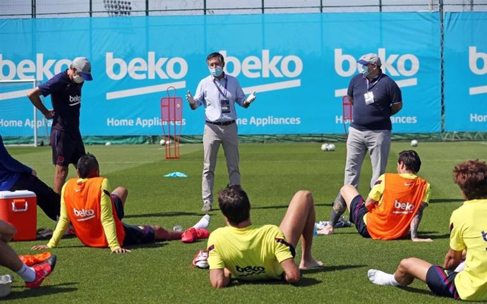 El presidente del FC Barcelona, Josep Maria Bartomeu, con la plantilla y el cuerpo técnico durante el entrenamiento en la Ciudad Deportiva