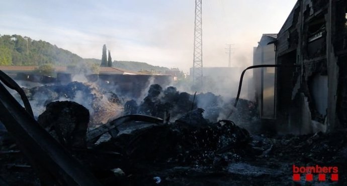 Los bomberos dan por controlado el incendio en la industria de Sarri de Ter (Girona).