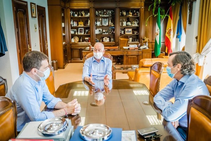 Reunión del presidente del PP de Almería, Gabriel Amat, con el diputado del PP Miguel Ángel Castellón y el senador del PP Rafael Hernando.