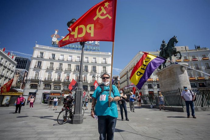 Decenas de personas participan en la concentración del PCPE en la Puerta del Sol (Madrid)