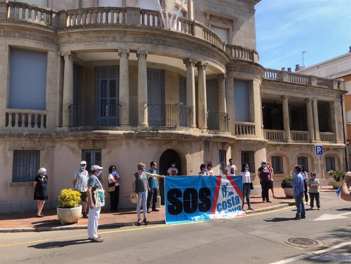 La plataforma SOS Costa Brava protesta contra proyectos urbanísticos en el litoral ante el Ayuntamiento de Palafrugell (Girona).