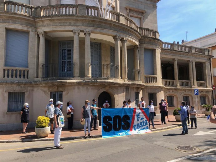 La plataforma SOS Costa Brava protesta contra projectes urbanístics en el litoral davant l'Ajuntament de Palafrugell (Girona).