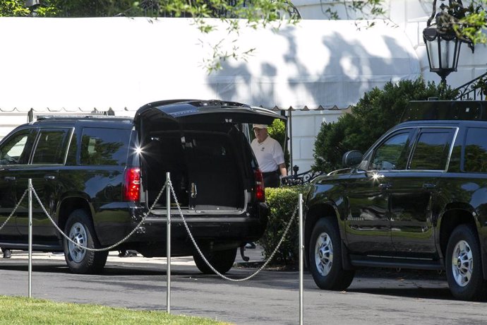 El presidente de Estados Unidos, Donald Trump, saliendo de la Casa Blanca y de camino a uno de sus clubes de golf, en Virginia