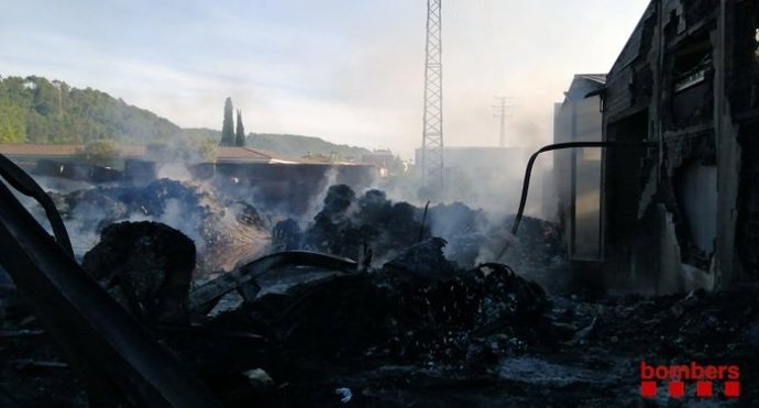 Successos.- Els evacuats tornen a casa després de l'incendi a Sarri de Ter (Girona), ja controlat