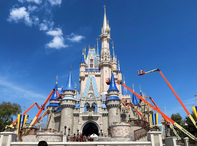 Trabajadores en el Walt Disney World de Orlando, en el castillo Cinderella