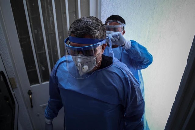 Imagen de un trabajador sanitario en Bogotá. 