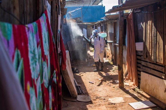 Un grupo de voluntarios desinfecta varias casas en Río de Janeiro por el coronavirus. 