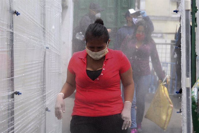 Imagen de una mujer con mascarilla por el coronavirus en Ecuador. 