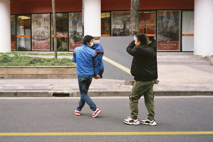 Una persona con mascarilla en Shanghái por el coronavirus. 