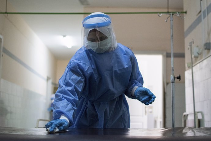 Un médico desinfectando una cama de hospital en el Hospital Central 6 de Octubre, que se ha transformado en un hospital de aislamiento para pacientes con coronavirus (COVID-19)