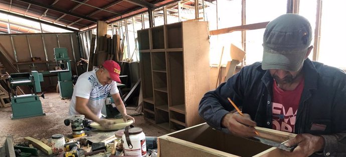 Antiguos combatientes de las FARC trabajan como carpinteros