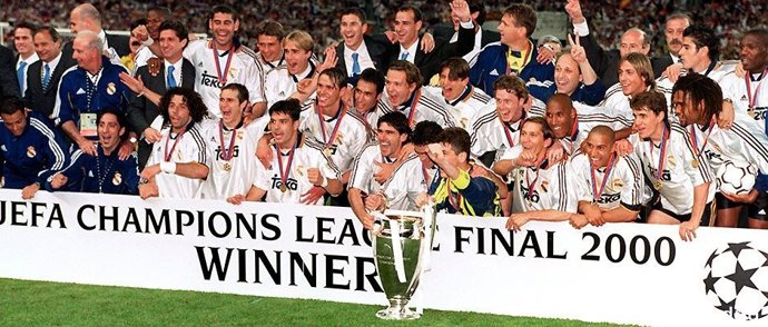 Los jugadores del Real Madrid celebran su victoria en la final de la Liga de Campeones 1999-2000