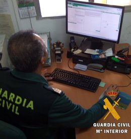 Guardia civil realizando gestiones