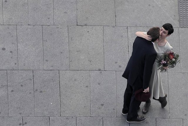 Una pareja es fotografiada en pleno aluvión de bodas canceladas en Madrid por el avance del coronavirus y la recomendación de evitar aglomeraciones, en Callao, Madrid (España), a 13 de marzo de 2020.