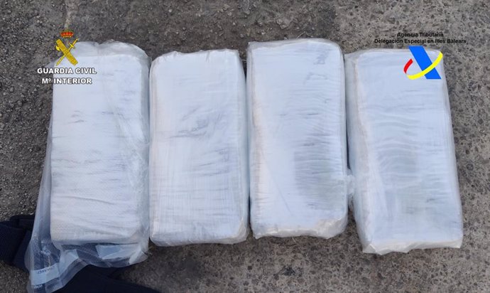 Los cuatro bultos, con un peso aproximado de 2,4 kilos de cocaína, incautados a los detenidos.