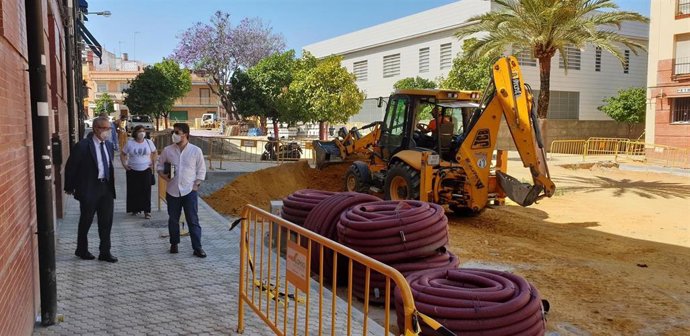 Obras de reurbanización en la calle Petrarca del Distrito Cerro-Amate de Sevilla.